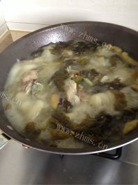 可口的酸菜鱼做法图解4)