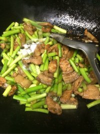 唇齿留香的蒜薹炒肉做法图解6)