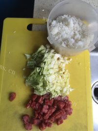 美味的腊肠炒饭做法图解1)