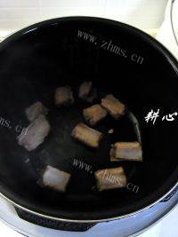家常菜菜花木耳排骨汤做法图解4)
