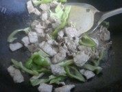 木耳炒肉片做法图解4)