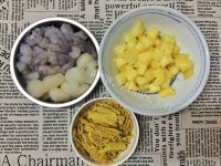 好吃的菠萝海鲜咖喱炒饭做法图解1)