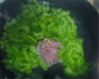 家常菜苦瓜炒肉丝做法图解8)