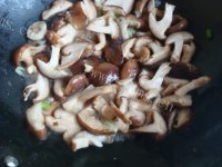 香飘十里的香菇炒肉做法图解4)
