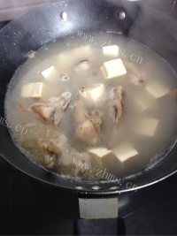 热腾腾的鱼头豆腐汤做法图解8)