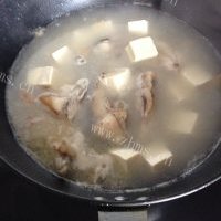 热腾腾的鱼头豆腐汤的做法图解八