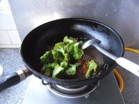 美味可口的胡萝卜烧西兰花做法图解9)
