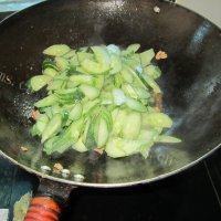家常菜黄瓜炒瘦肉做法图解5)