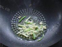 家常菜紫菜肉丸汤做法图解3)