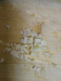 美味的酸辣黄瓜条做法图解3)