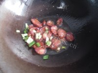 家常菜芹菜炒腊肠做法图解4)