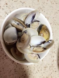 美味的海鲜砂锅粥做法图解2)