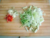家常菜芹菜炒牛肉做法图解2)