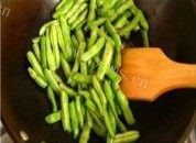自制腊肠炒豆角做法图解3)