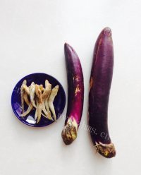 家常小鱼干烧茄子做法图解1)