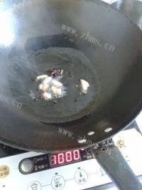 百吃不厌的蒜苔肉丝做法图解2)