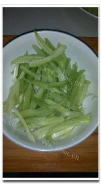 家常菜芹菜炒腊肠做法图解3)