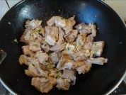 美味的红烧糖醋排骨做法图解9)