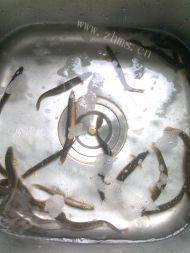 营养丰富的泥鳅豆腐汤做法图解1)