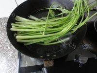 唇齿留香的芹菜猪肉水饺做法图解3)