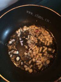 美味的明虾鸡爪煲做法图解9)