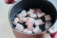 美味的蜜汁红烧肉做法图解4)