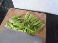 口感饱满的杏鲍菇炒芹菜做法图解2)