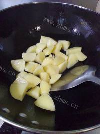 回味无穷的红烧土豆排骨做法图解3)