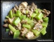 家常菜莴笋炖排骨做法图解3)