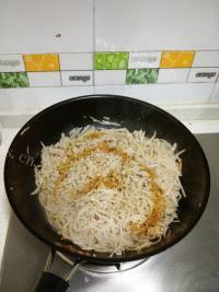 可口的芝麻鲜肉萝卜丝饼做法图解5)