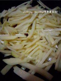 家常菜酸辣土豆条做法图解4)