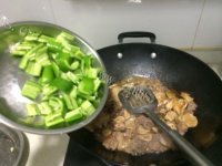 美味青椒杏鲍菇焖鸭做法图解8)
