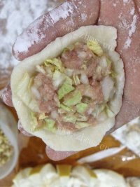 特色的生煎大白菜猪肉包做法图解6)