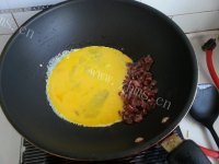 美味的腊肠鸡蛋炒饭做法图解6)