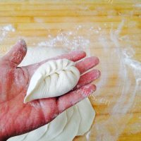 美味的柳叶煎饺做法图解11)