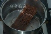 简易的春川拌面做法图解1)