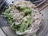 色味俱佳的黄瓜拌金针菇做法图解5)