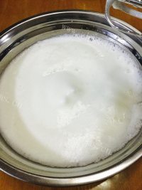 自制葡萄干戚风蛋糕做法图解12)