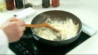 家常菜胡萝卜炒金针菇做法图解2)