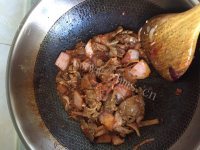 美味的孜然泡菜炒肉盖饭做法图解5)