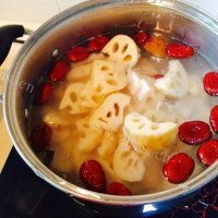 清香可口的莲藕猪肉汤做法图解12)