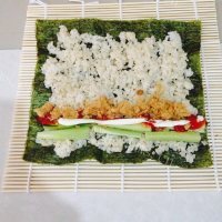 美味的番茄寿司卷做法图解9)