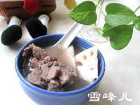 滋补莲藕黑豆排骨汤做法图解8)