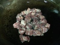 香气浓郁的春笋焖排骨做法图解3)