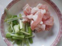易做的芹菜炒肉做法图解3)