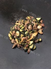 美味的黄瓜干炒鸡胗做法图解6)