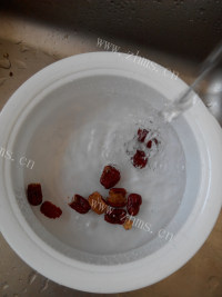 银耳大枣玉米茬子米糊做法图解5)