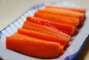 美味的玉米红萝卜竹蔗猪骨汤做法图解2)