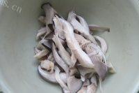 美味的鸡丝蘑菇汤做法图解3)