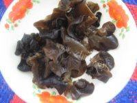 美味的蒜苔木耳炒鸡蛋做法图解2)